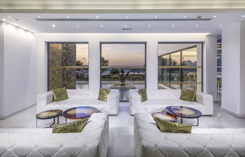 Marquise lobby bar